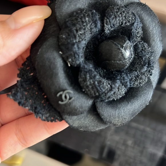 Chanel camellia pin brooch - Picture 2 of 5